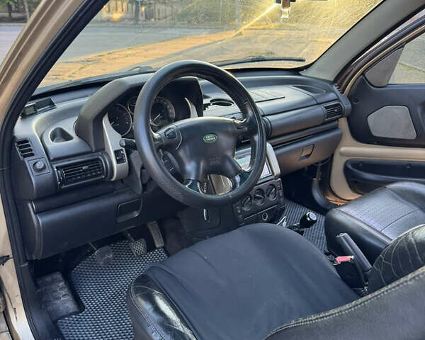 Желтый Ленд Ровер Фрилендер, объемом двигателя 1.95 л и пробегом 364 тыс. км за 7000 $, фото 10 на Automoto.ua