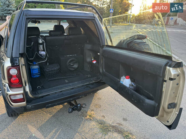 Желтый Ленд Ровер Фрилендер, объемом двигателя 1.95 л и пробегом 364 тыс. км за 7000 $, фото 16 на Automoto.ua