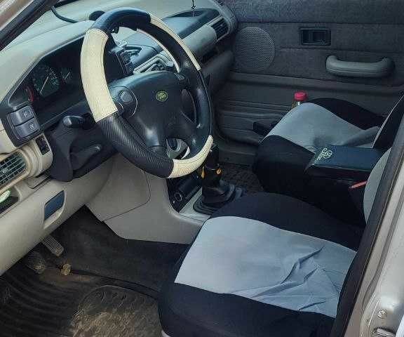 Серый Ленд Ровер Фрилендер, объемом двигателя 2 л и пробегом 400 тыс. км за 2309 $, фото 4 на Automoto.ua