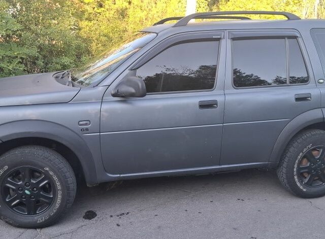 Серый Ленд Ровер Фрилендер, объемом двигателя 2 л и пробегом 200 тыс. км за 3632 $, фото 2 на Automoto.ua