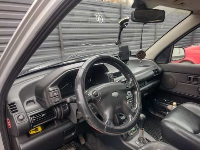 Серый Ленд Ровер Фрилендер, объемом двигателя 2 л и пробегом 300 тыс. км за 2200 $, фото 3 на Automoto.ua