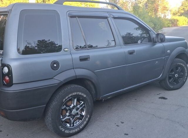 Серый Ленд Ровер Фрилендер, объемом двигателя 2 л и пробегом 200 тыс. км за 3632 $, фото 4 на Automoto.ua