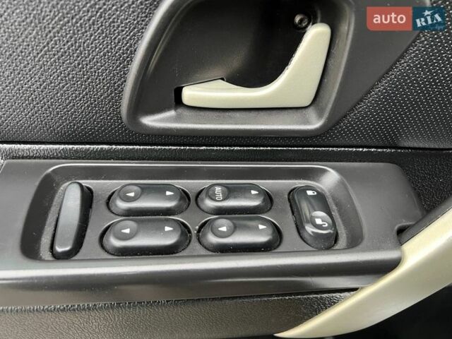 Сірий Ленд Ровер Freelander, об'ємом двигуна 2 л та пробігом 307 тис. км за 8000 $, фото 11 на Automoto.ua