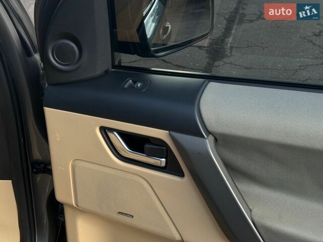 Сірий Ленд Ровер Freelander, об'ємом двигуна 2.18 л та пробігом 381 тис. км за 10599 $, фото 6 на Automoto.ua