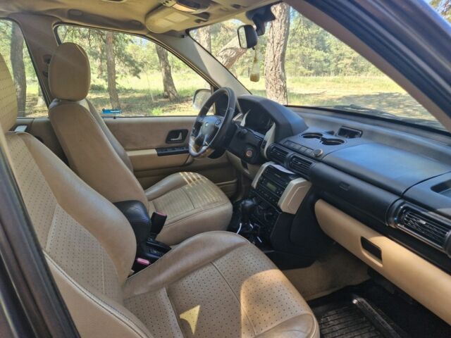 Серый Ленд Ровер Фрилендер, объемом двигателя 2.5 л и пробегом 87 тыс. км за 3400 $, фото 7 на Automoto.ua