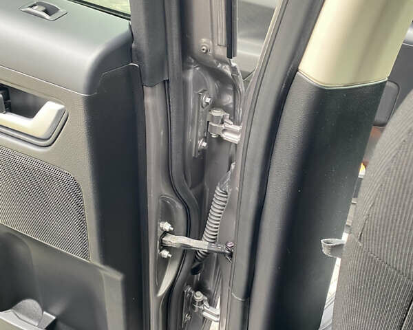 Серый Ленд Ровер Фрилендер, объемом двигателя 2.18 л и пробегом 143 тыс. км за 13700 $, фото 14 на Automoto.ua