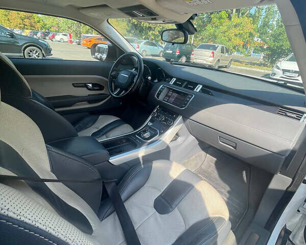 Білий Ленд Ровер Рендж Ровер Евок, об'ємом двигуна 2.18 л та пробігом 220 тис. км за 18000 $, фото 9 на Automoto.ua