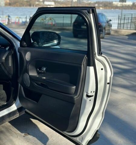 Белый Ленд Ровер Рендж Ровер Эвок, объемом двигателя 2 л и пробегом 179 тыс. км за 12700 $, фото 26 на Automoto.ua