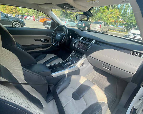 Білий Ленд Ровер Рендж Ровер Евок, об'ємом двигуна 2.18 л та пробігом 220 тис. км за 18000 $, фото 10 на Automoto.ua