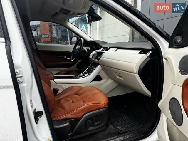 Ленд Ровер Рендж Ровер Эвок 2012 в Киеве на Automoto.ua Белый Ленд Ровер Рендж Ровер Эвок, объемом двигателя 2.18 л и пробегом 127 тыс. км за 19900 $, фото 13 на Automoto.ua