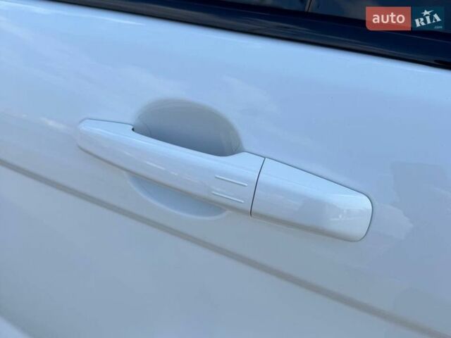 Білий Ленд Ровер Рендж Ровер Евок, об'ємом двигуна 2 л та пробігом 70 тис. км за 21000 $, фото 12 на Automoto.ua