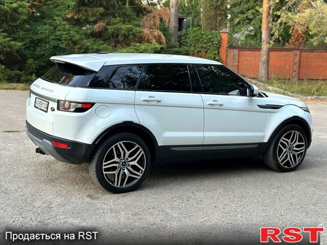 Белый Ленд Ровер Рендж Ровер Эвок, объемом двигателя 2.2 л и пробегом 220 тыс. км за 16800 $, фото 1 на Automoto.ua