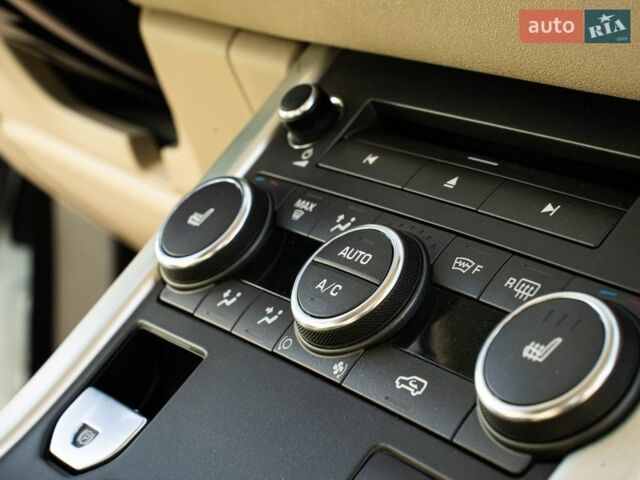 Белый Ленд Ровер Рендж Ровер Эвок, объемом двигателя 2.2 л и пробегом 148 тыс. км за 19000 $, фото 17 на Automoto.ua