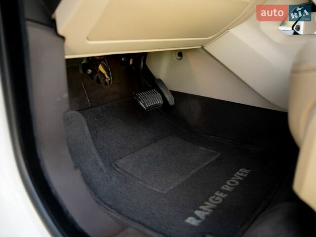 Белый Ленд Ровер Рендж Ровер Эвок, объемом двигателя 2.2 л и пробегом 148 тыс. км за 19000 $, фото 37 на Automoto.ua