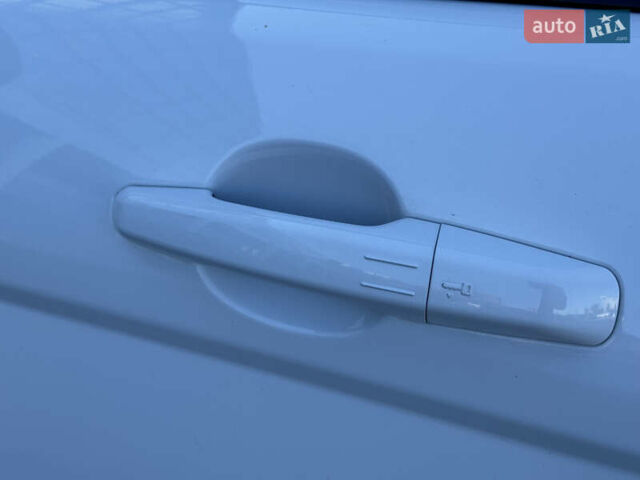 Ленд Ровер Рендж Ровер Эвок 2013 в Киеве на Automoto.ua Белый Ленд Ровер Рендж Ровер Эвок, объемом двигателя 2.18 л и пробегом 124 тыс. км за 18500 $, фото 16 на Automoto.ua