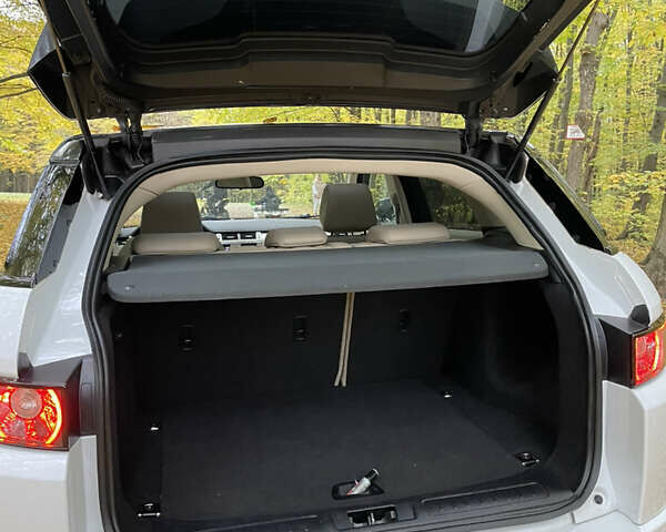 Белый Ленд Ровер Рендж Ровер Эвок, объемом двигателя 2 л и пробегом 181 тыс. км за 15850 $, фото 3 на Automoto.ua