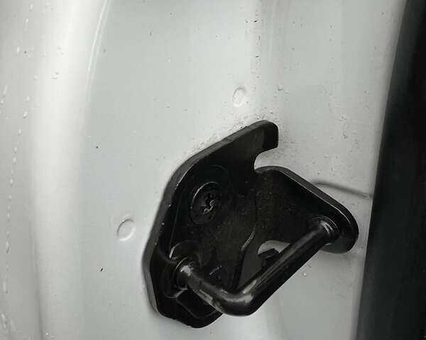 Білий Ленд Ровер Рендж Ровер Евок, об'ємом двигуна 2.18 л та пробігом 256 тис. км за 15500 $, фото 14 на Automoto.ua