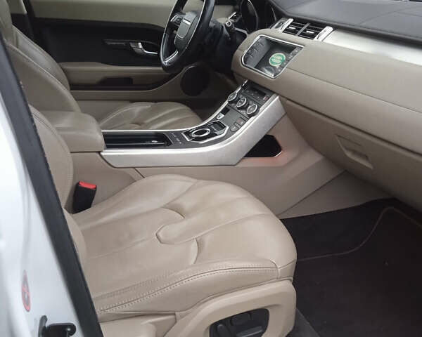 Білий Ленд Ровер Рендж Ровер Евок, об'ємом двигуна 2 л та пробігом 166 тис. км за 14500 $, фото 6 на Automoto.ua