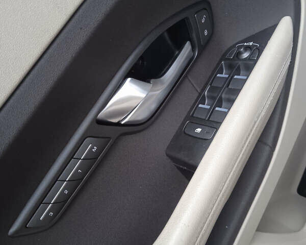 Білий Ленд Ровер Рендж Ровер Евок, об'ємом двигуна 2 л та пробігом 166 тис. км за 14500 $, фото 12 на Automoto.ua