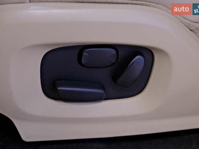 Білий Ленд Ровер Рендж Ровер Евок, об'ємом двигуна 2 л та пробігом 127 тис. км за 14900 $, фото 27 на Automoto.ua