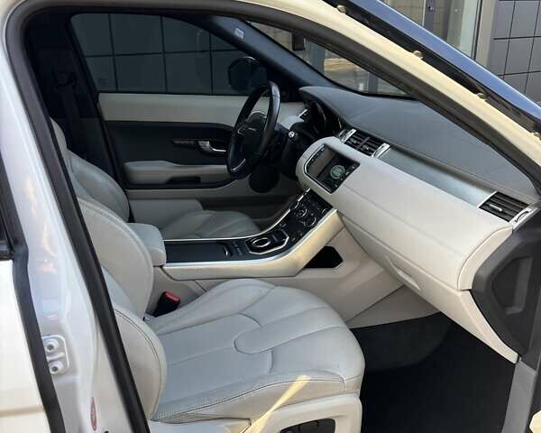 Білий Ленд Ровер Рендж Ровер Евок, об'ємом двигуна 2 л та пробігом 150 тис. км за 17500 $, фото 17 на Automoto.ua