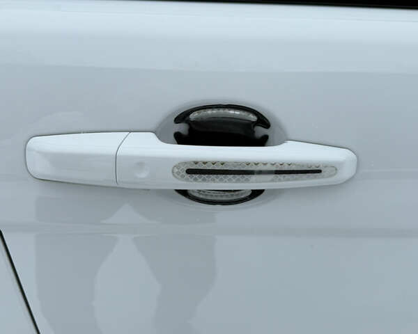 Білий Ленд Ровер Рендж Ровер Евок, об'ємом двигуна 2 л та пробігом 149 тис. км за 17500 $, фото 19 на Automoto.ua