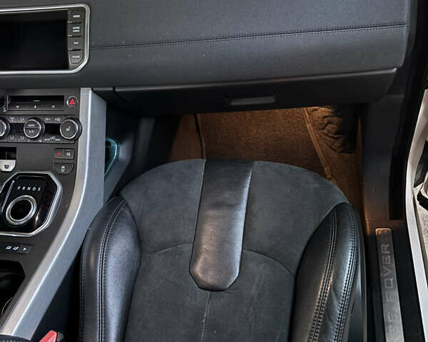 Білий Ленд Ровер Рендж Ровер Евок, об'ємом двигуна 2 л та пробігом 239 тис. км за 16000 $, фото 26 на Automoto.ua