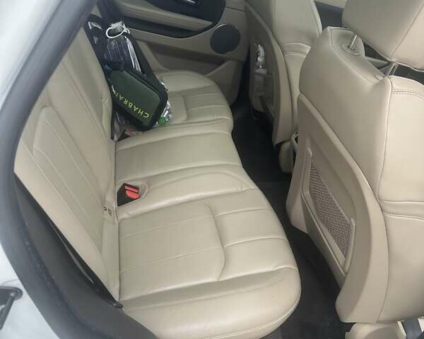 Белый Ленд Ровер Рендж Ровер Эвок, объемом двигателя 2 л и пробегом 73 тыс. км за 21500 $, фото 4 на Automoto.ua