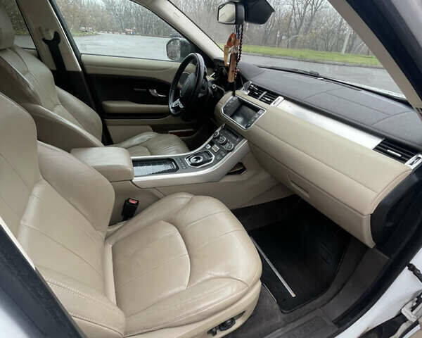 Белый Ленд Ровер Рендж Ровер Эвок, объемом двигателя 2 л и пробегом 220 тыс. км за 18500 $, фото 7 на Automoto.ua