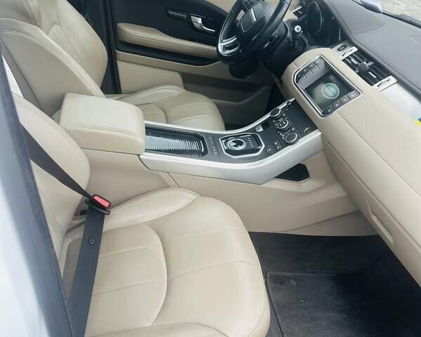 Белый Ленд Ровер Рендж Ровер Эвок, объемом двигателя 2 л и пробегом 73 тыс. км за 21500 $, фото 3 на Automoto.ua