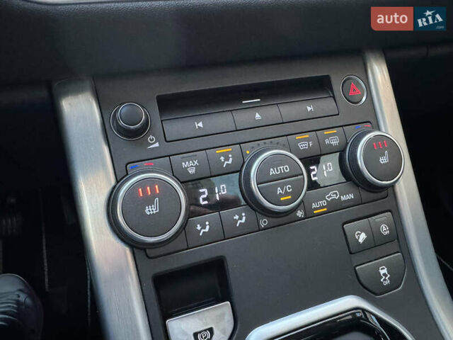 Белый Ленд Ровер Рендж Ровер Эвок, объемом двигателя 2 л и пробегом 117 тыс. км за 25250 $, фото 58 на Automoto.ua