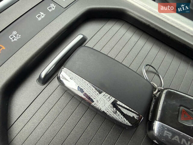 Черный Ленд Ровер Рендж Ровер Эвок, объемом двигателя 2.18 л и пробегом 230 тыс. км за 17750 $, фото 2 на Automoto.ua