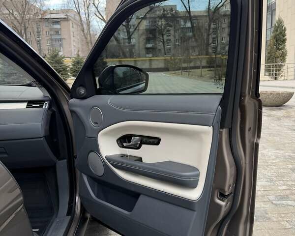 Коричневый Ленд Ровер Рендж Ровер Эвок, объемом двигателя 2 л и пробегом 96 тыс. км за 21000 $, фото 20 на Automoto.ua