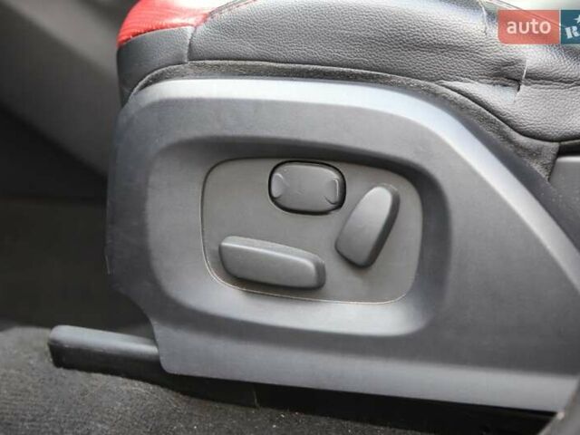 Червоний Ленд Ровер Рендж Ровер Евок, об'ємом двигуна 2 л та пробігом 133 тис. км за 19300 $, фото 13 на Automoto.ua