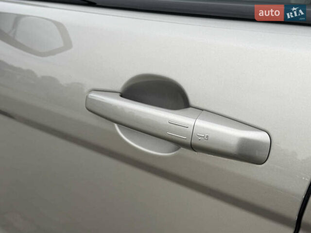 Жовтий Ленд Ровер Рендж Ровер Евок, об'ємом двигуна 2.18 л та пробігом 183 тис. км за 18950 $, фото 23 на Automoto.ua