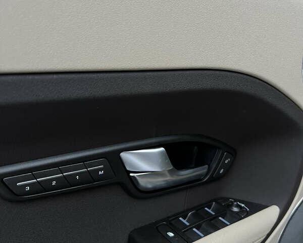 Сірий Ленд Ровер Рендж Ровер Евок, об'ємом двигуна 2 л та пробігом 184 тис. км за 14950 $, фото 13 на Automoto.ua