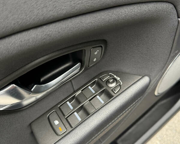 Сірий Ленд Ровер Рендж Ровер Евок, об'ємом двигуна 2 л та пробігом 65 тис. км за 21900 $, фото 16 на Automoto.ua