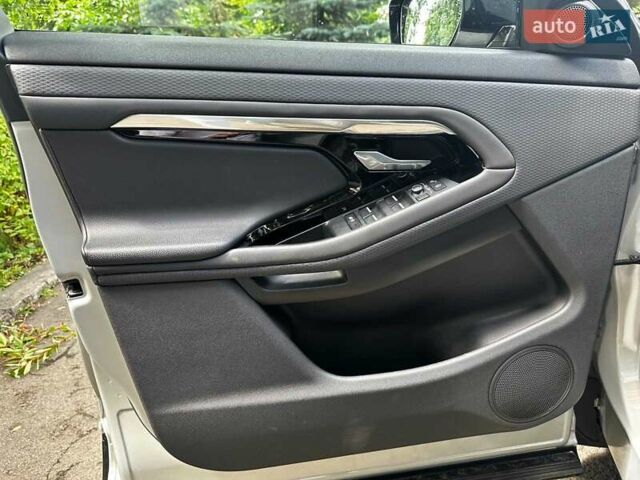 Серый Ленд Ровер Рендж Ровер Эвок, объемом двигателя 2 л и пробегом 65 тыс. км за 30790 $, фото 9 на Automoto.ua