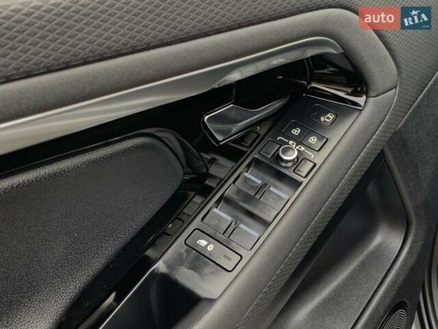 Серый Ленд Ровер Рендж Ровер Эвок, объемом двигателя 2 л и пробегом 180 тыс. км за 35555 $, фото 42 на Automoto.ua