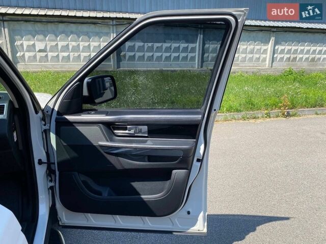 Білий Ленд Ровер Range Rover Sport, об'ємом двигуна 5 л та пробігом 119 тис. км за 14999 $, фото 15 на Automoto.ua