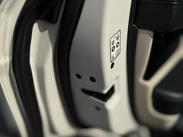 Білий Ленд Ровер Range Rover Sport, об'ємом двигуна 3 л та пробігом 312 тис. км за 13500 $, фото 4 на Automoto.ua