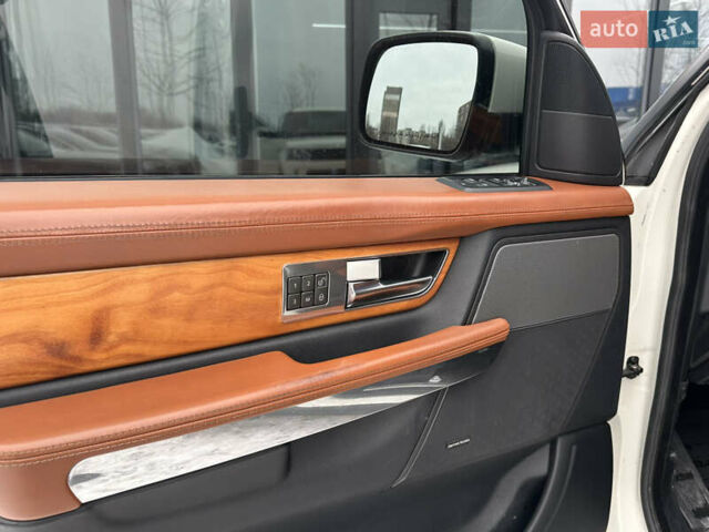 Білий Ленд Ровер Range Rover Sport, об'ємом двигуна 5 л та пробігом 171 тис. км за 12500 $, фото 33 на Automoto.ua
