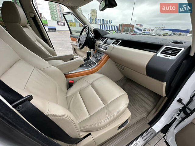 Білий Ленд Ровер Range Rover Sport, об'ємом двигуна 5 л та пробігом 120 тис. км за 13500 $, фото 53 на Automoto.ua