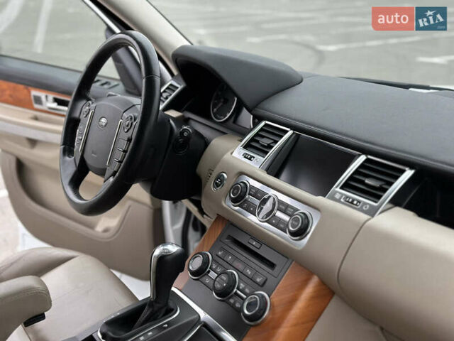Білий Ленд Ровер Range Rover Sport, об'ємом двигуна 5 л та пробігом 120 тис. км за 13500 $, фото 57 на Automoto.ua