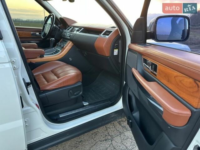 Білий Ленд Ровер Range Rover Sport, об'ємом двигуна 5 л та пробігом 171 тис. км за 16000 $, фото 28 на Automoto.ua