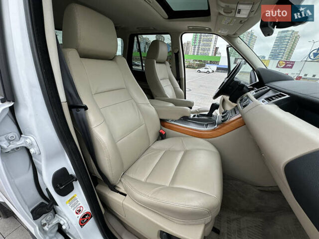 Білий Ленд Ровер Range Rover Sport, об'ємом двигуна 5 л та пробігом 120 тис. км за 13500 $, фото 51 на Automoto.ua