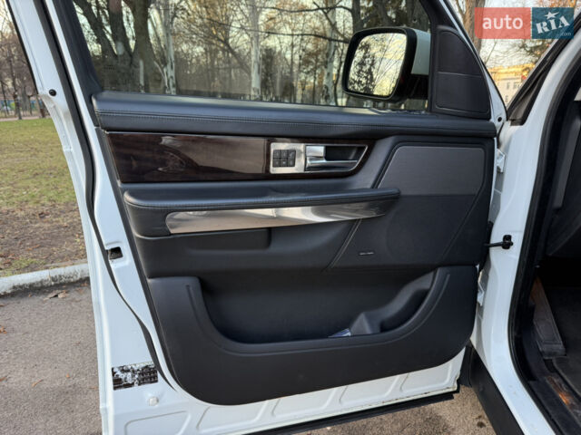 Білий Ленд Ровер Range Rover Sport, об'ємом двигуна 5 л та пробігом 156 тис. км за 14000 $, фото 16 на Automoto.ua