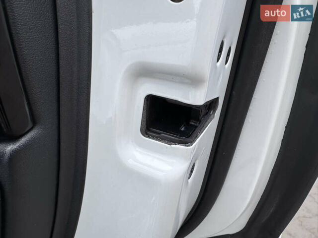 Білий Ленд Ровер Range Rover Sport, об'ємом двигуна 3 л та пробігом 268 тис. км за 16999 $, фото 23 на Automoto.ua