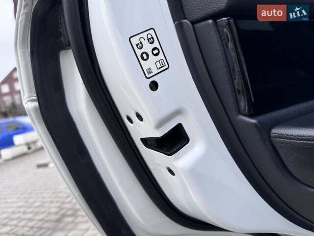 Білий Ленд Ровер Range Rover Sport, об'ємом двигуна 3 л та пробігом 268 тис. км за 16999 $, фото 27 на Automoto.ua