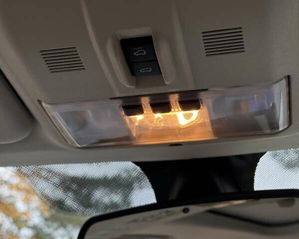 Білий Ленд Ровер Range Rover Sport, об'ємом двигуна 3 л та пробігом 237 тис. км за 16000 $, фото 36 на Automoto.ua